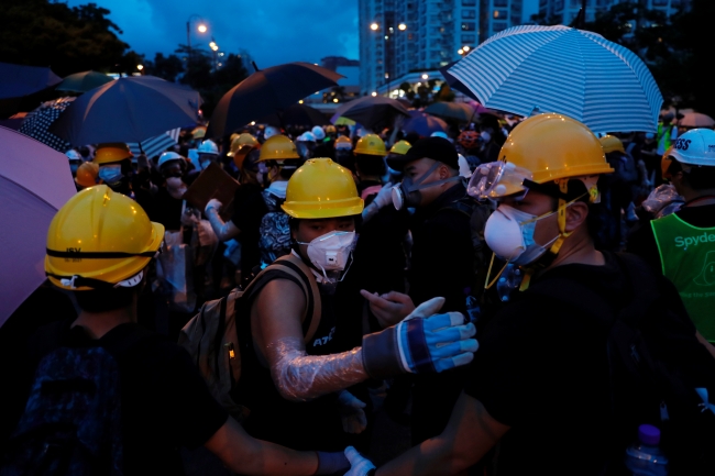 Hong Kong'da 10 binler yine sokakta